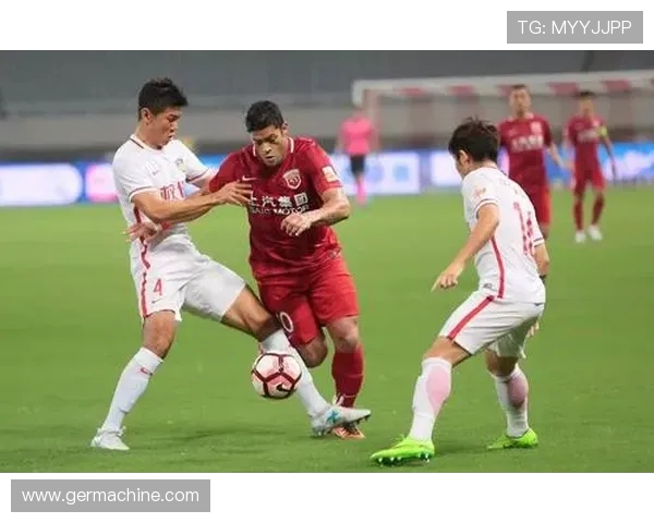 上港与权健激战正酣精彩瞬间图片回顾与分析