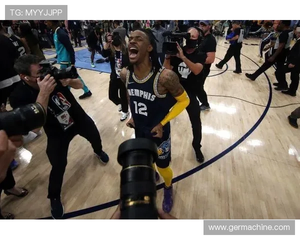 尼克斯与胡人激战正酣NBA赛场精彩对决引发球迷热议