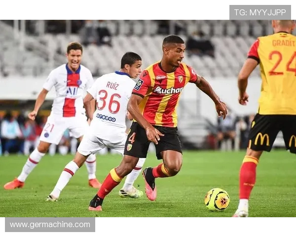 巴塞罗那与里昂的精彩对决揭示足球战术与团队合作的魅力