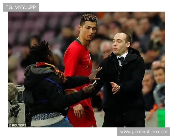 欧冠赛场惊现奇葩事件球迷冲入场内强抢C罗球衣 欧冠赛场惊现奇葩事件球迷冲入场内强抢C罗球衣